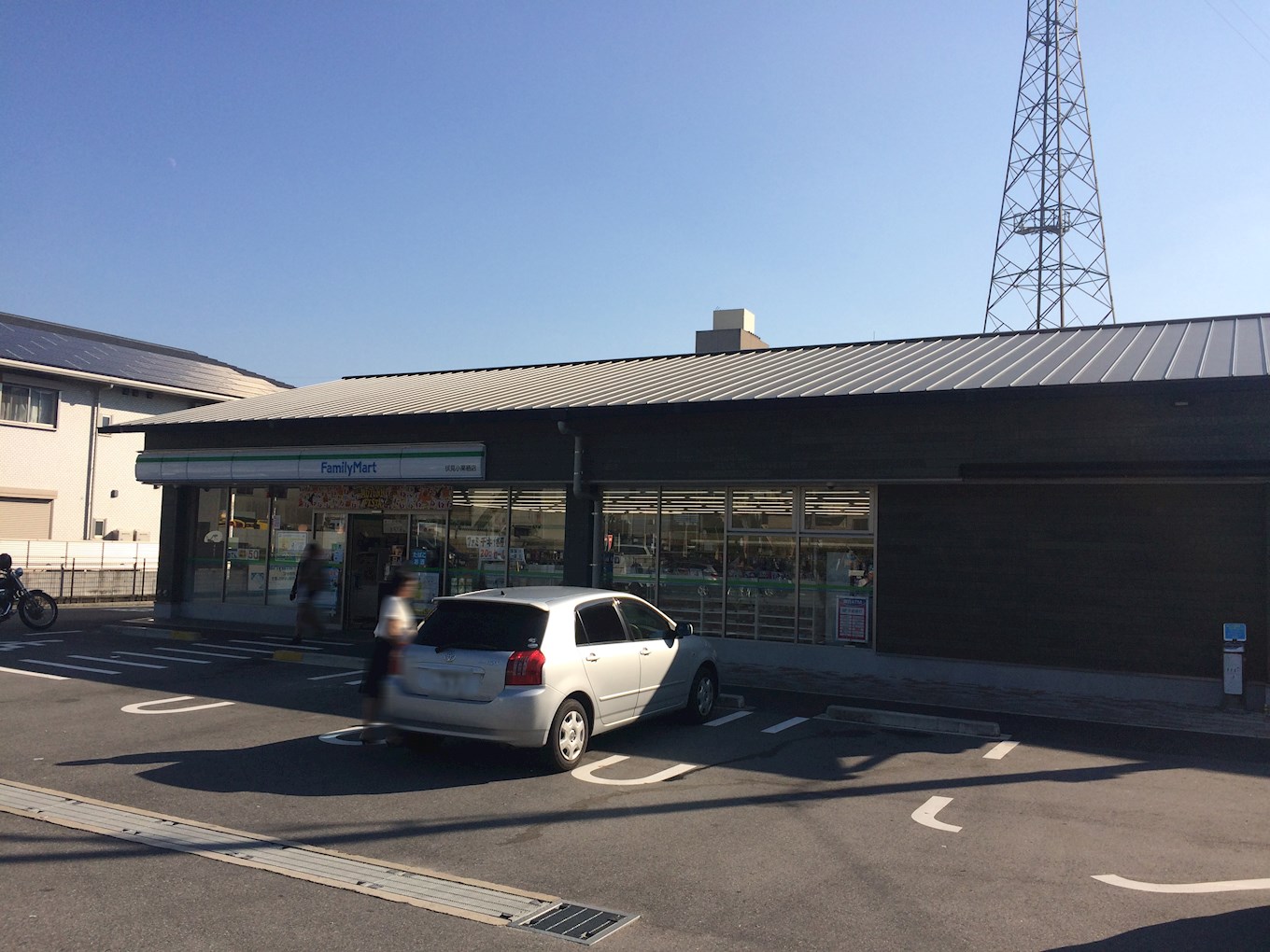エムズアロッジオ コンビ二：ﾌｧﾐﾘｰﾏｰﾄ 伏見小栗栖店　77m