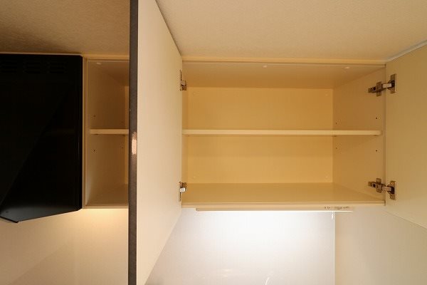 CENT VILLA（セントヴィラ ） キッチン上部の扉付収納です。