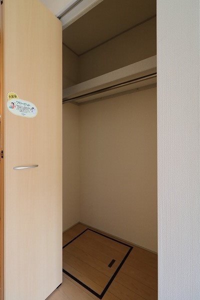 リマーレ山科 洋室のクローゼット収納です。