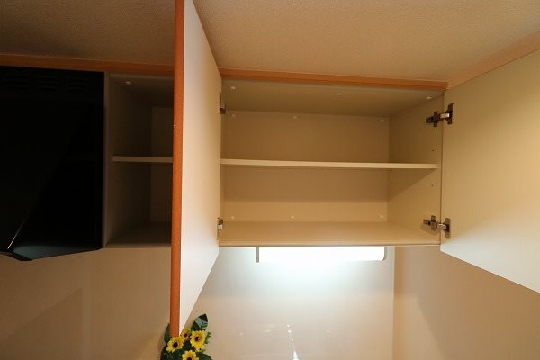 リマーレ山科 キッチン上部の扉付収納です。