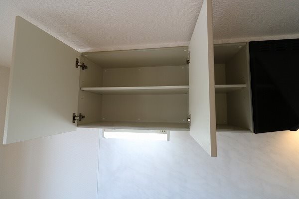 cozy court キッチン上部の扉付収納です。