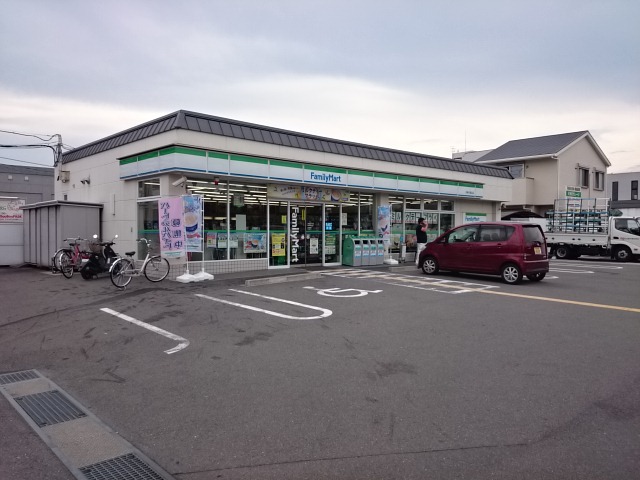 サウスシャノイチ コンビ二：ﾌｧﾐﾘｰﾏｰﾄ 天神川高辻店　953m　近隣