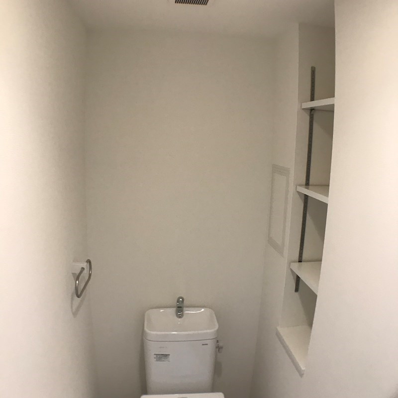 メゾン中沢 トイレ収納棚　トイレットペーパーなどを置いて頂けます