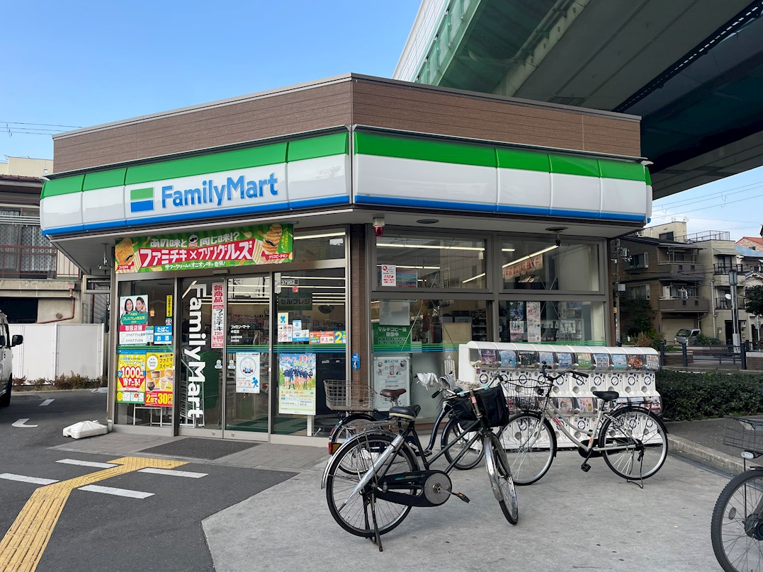 AMKレフィナード中宮 コンビ二：ﾌｧﾐﾘｰﾏｰﾄ 中宮店　90m