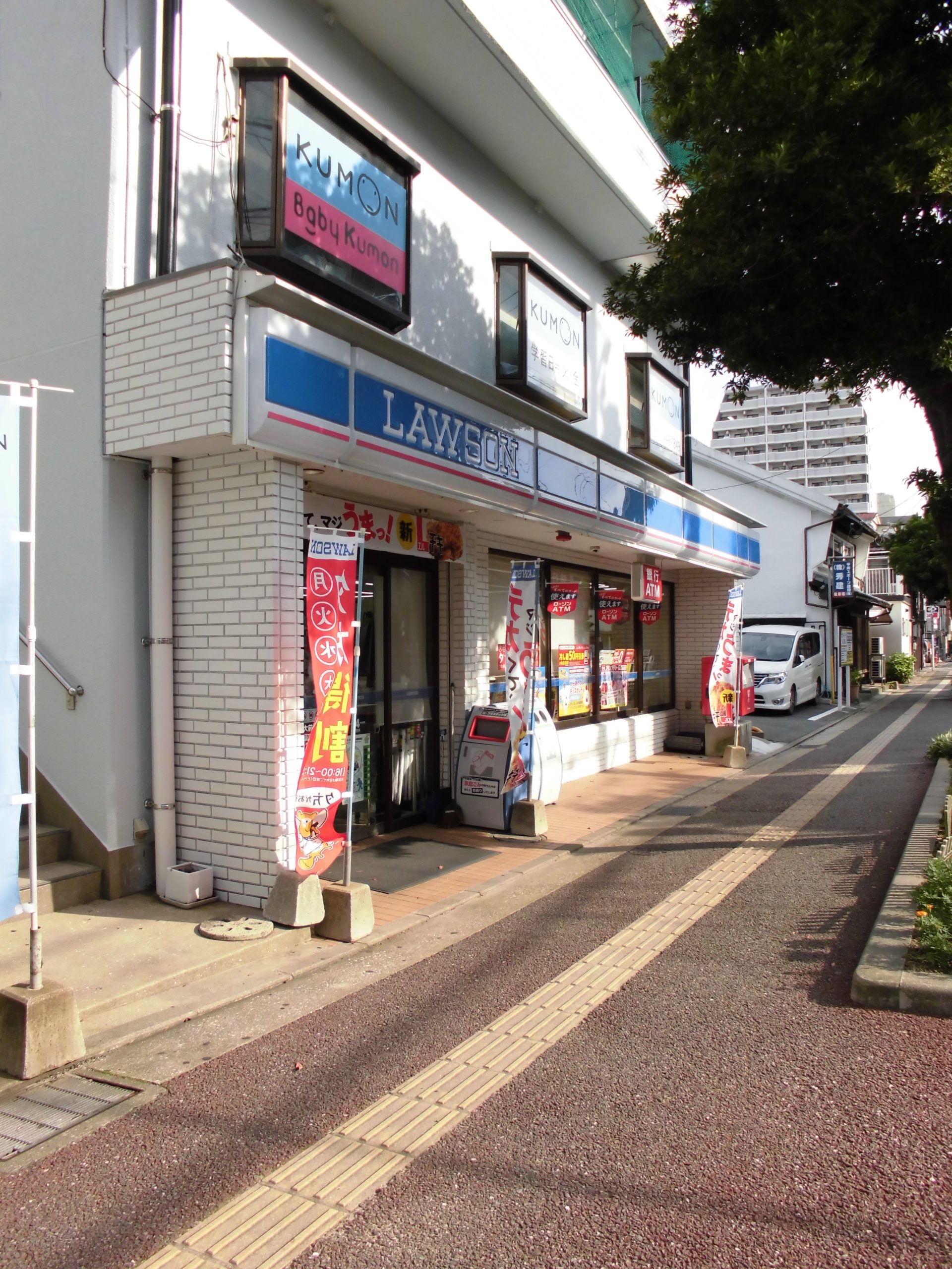 Taurus箱崎 コンビ二：ローソン 箱崎九大前店　359m