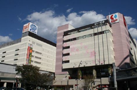 アルカス聖蹟 ドラッグストア：ﾏﾂﾓﾄｷﾖｼ 聖蹟桜ｹ丘店　630m