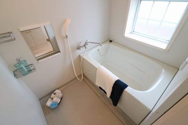 LAND PARK 横大路 B棟 換気のできる窓付の浴室※小物はついていません
