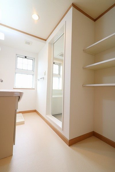 LAND PARK 横大路 B棟 便利な棚付、換気のできる窓付の洗面所。