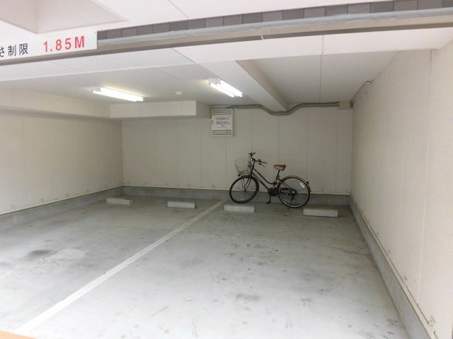 グランパシフィック十三 駐車場