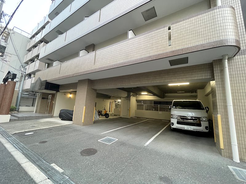 VILLA L’EST 駐車場