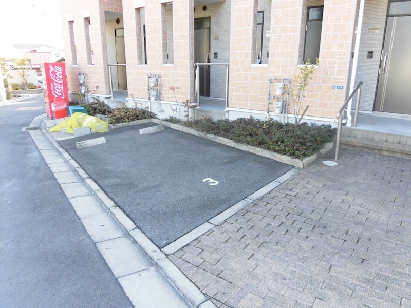 ナウトローネ 駐車場