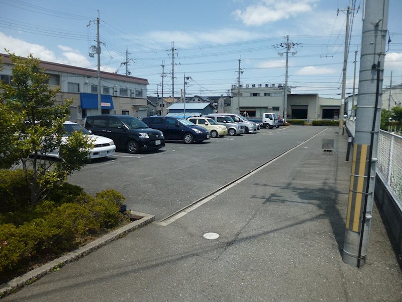 エム・ローゼスト 駐車場