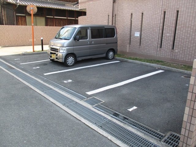 ネストクレール 駐車場