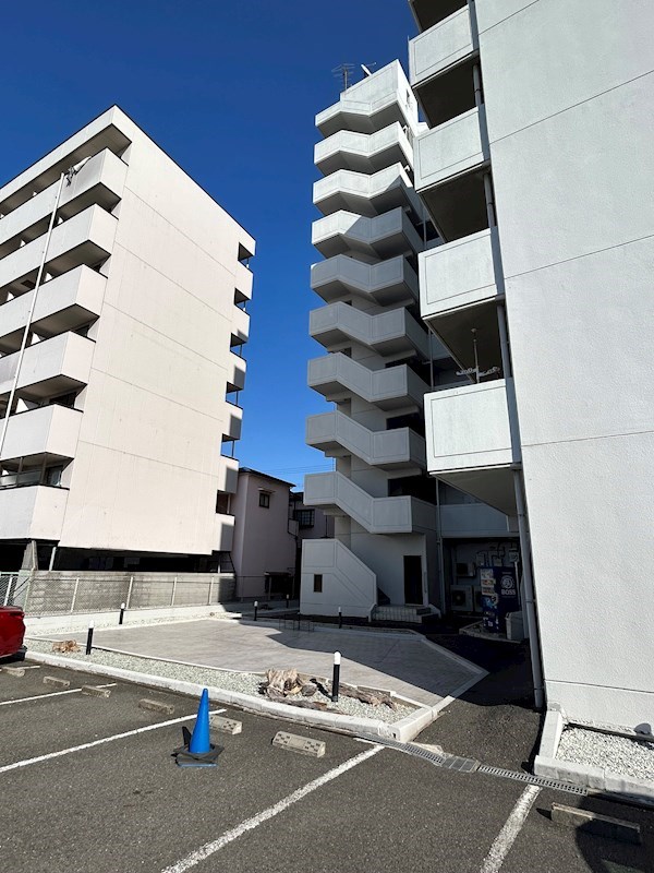 モア・ライフ 駐車場