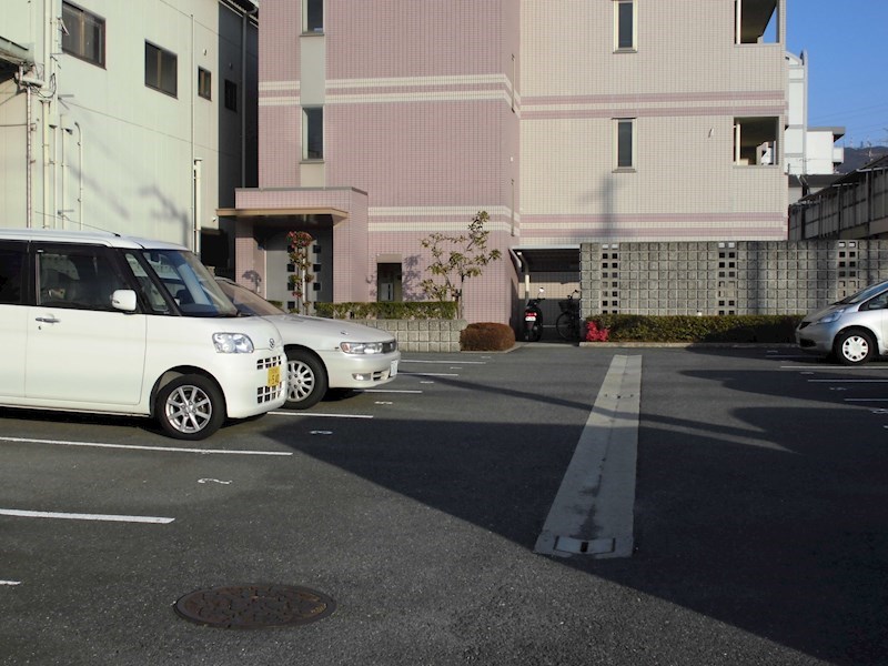 ミレニアムヴィラ 駐車場
