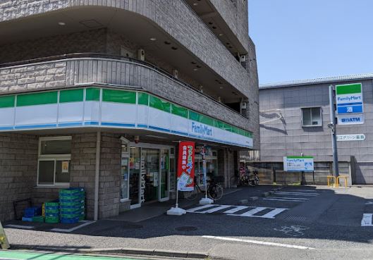 グランディール調布 コンビ二：ファミリーマート 狛江慈恵医大前店　527m