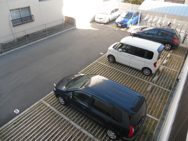 アズール西明石 駐車場