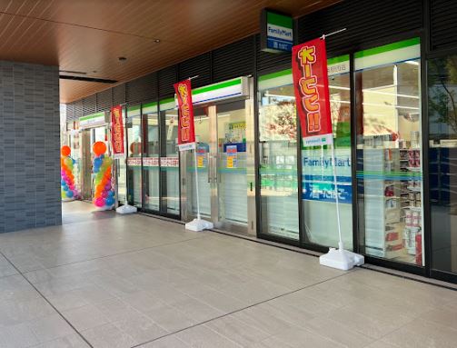 ヒュッゲプラス コンビ二：ファミリーマート 十条駅西店　387m