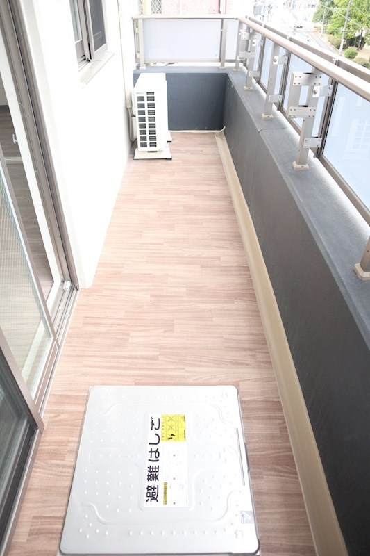 ラクス-T 西向きのバルコニー。塗装を施してありおしゃれです。