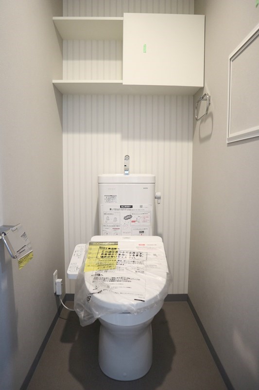 ラクス-T トイレ上部にある棚はトイレ用品を収納でき、空間を清潔に保てます。