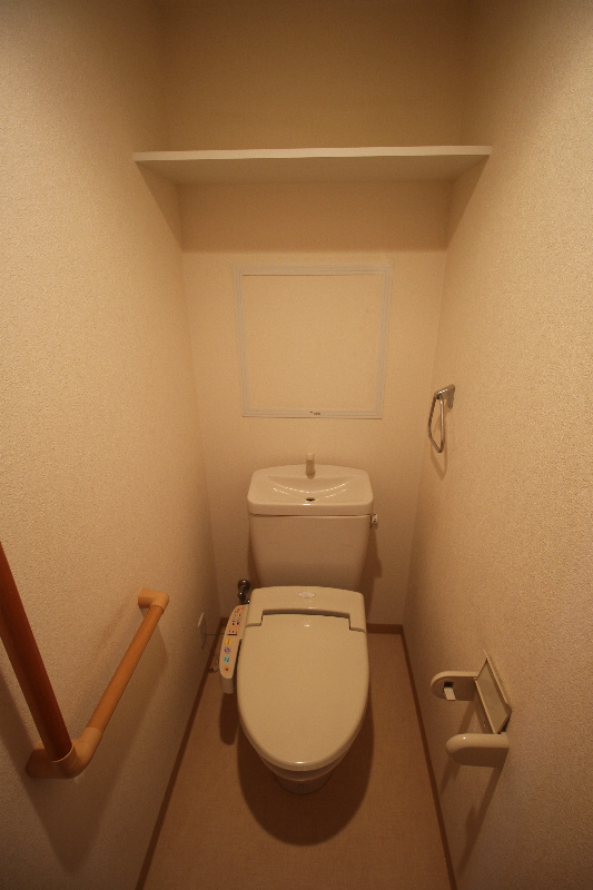 ネッサンス 手すり付のトイレでご高齢の方も安心