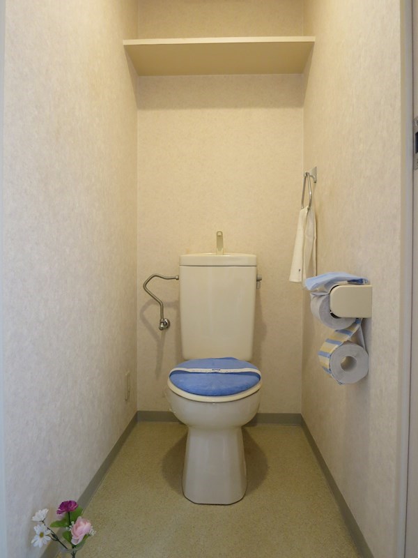 エミネンスタカハシ 上部に便利な棚板あり