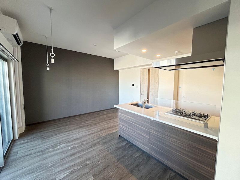 Meanui kinshicho（メアヌイ錦糸町） 偶数階・奇数階で建具の色が異なります。