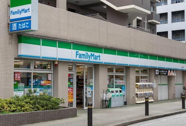 グランシャリオ コンビ二：ﾌｧﾐﾘｰﾏｰﾄ 船堀駅前店　200m