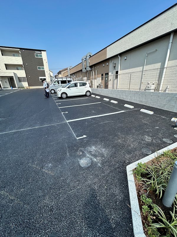 GREEN GABLES FAMIRIA B 駐車場