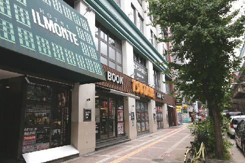 Arome梅田 ショッピング施設：TSUTAYA 梅田堂山店　497m