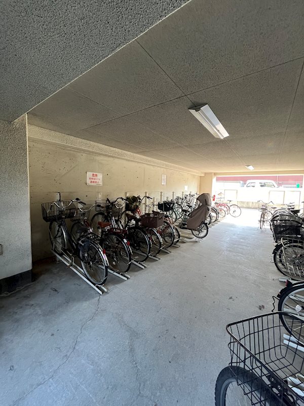 クローバーハイツ市岡 駐輪場