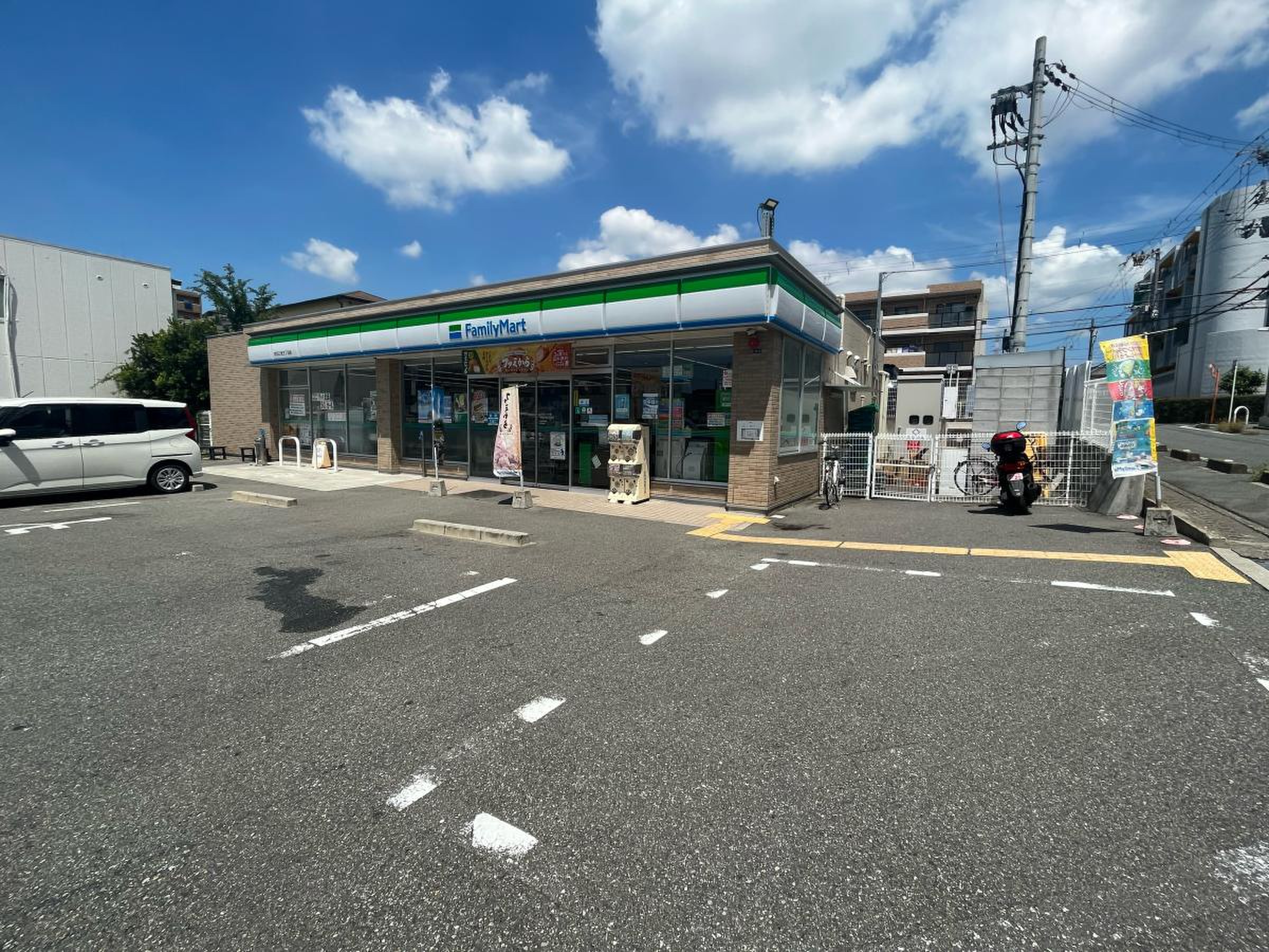 フレール緑地公園アネックス コンビ二：ﾌｧﾐﾘｰﾏｰﾄ 吹田江坂五丁目店　124m