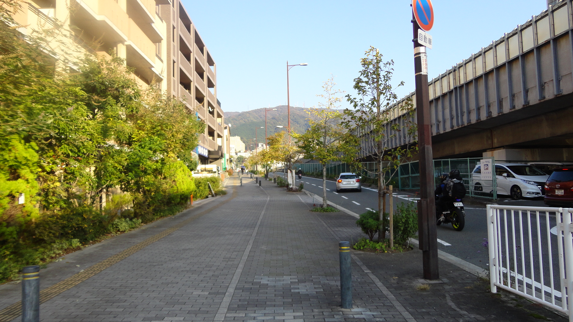 アムール　ペイサージュ 周辺の街並み：駅からの歩道　160m