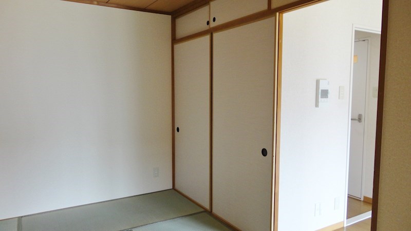 ディアコート藤井寺 和室の押入れ上には天袋もあります。