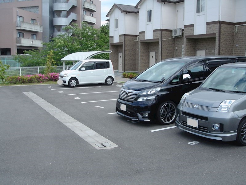 ルミエールマゴジＶ 駐車場