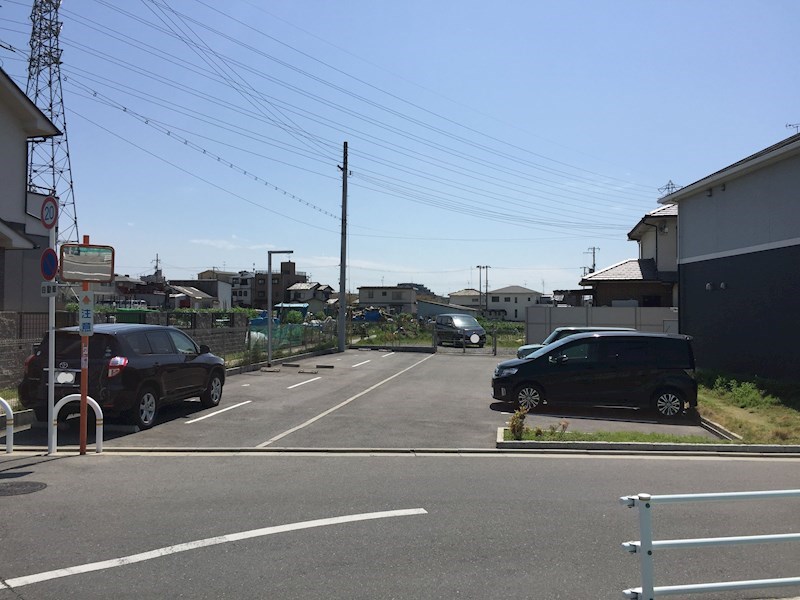 アーバン新家 駐車場