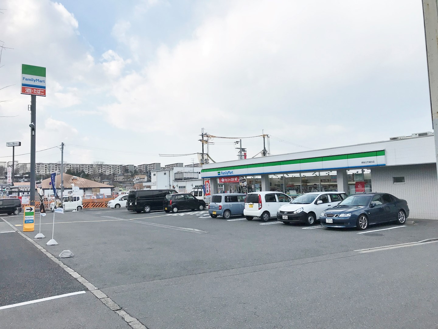 ディアプレステージ豊田 コンビ二：ﾌｧﾐﾘｰﾏｰﾄ 堺大庭寺店　738m