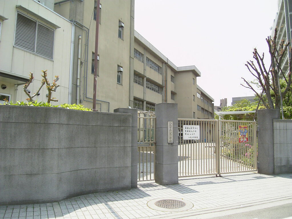 タウンコート咲久良 小学校：八尾市立八尾小学校　409m