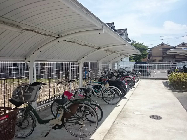 ペルル伊勢田 駐輪場