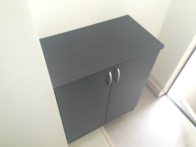ペルル伊勢田 くつ箱も黒でお洒落です。