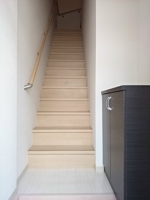 ペルル寺門 玄関にはシューズボックスがあります。階段を上って各お部屋へ