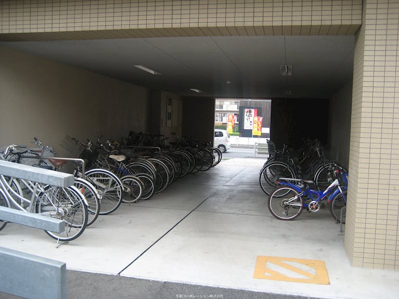 シャンゼリゼ高根 駐車場