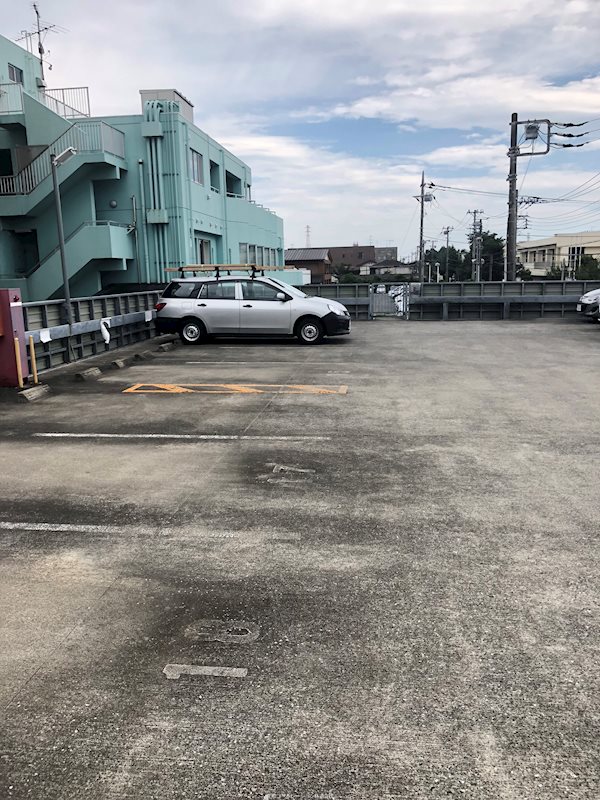 シャンゼリゼ高根 駐車場