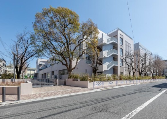 mi patio B棟 中学校：江戸川区立瑞江第三中学校　727m