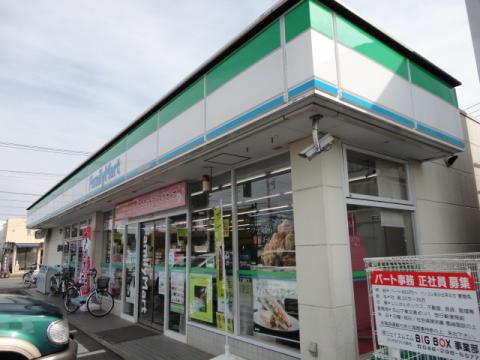 グリーンフォレスト コンビ二：ﾌｧﾐﾘｰﾏｰﾄ 川口花山下店　647m
