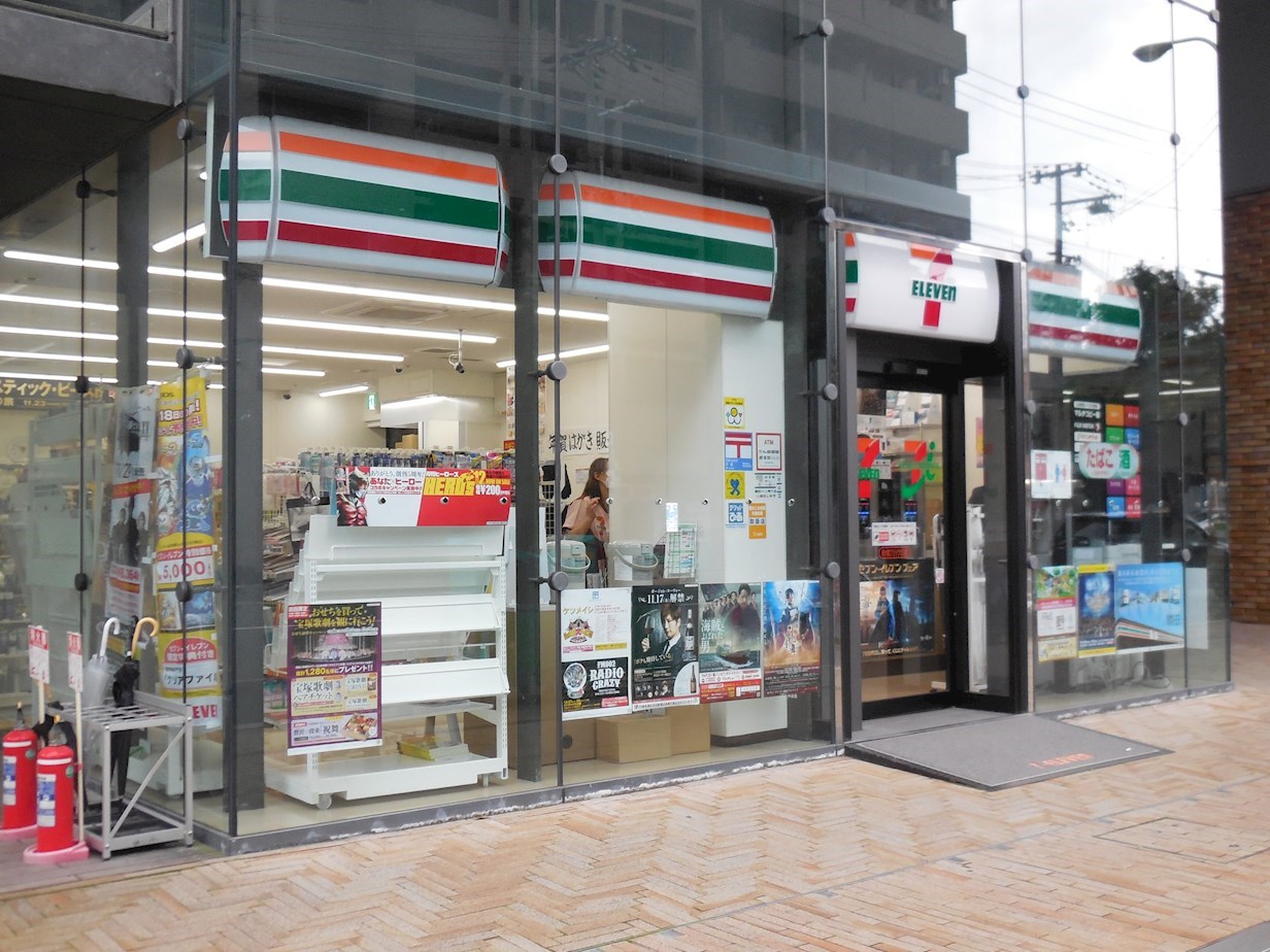 ドゥ セレニテ コンビ二：ｾﾌﾞﾝｲﾚﾌﾞﾝ 新大阪ﾌﾞﾘｯｸﾋﾞﾙ店　380m