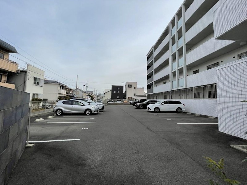 カンフリエ寿 駐車場
