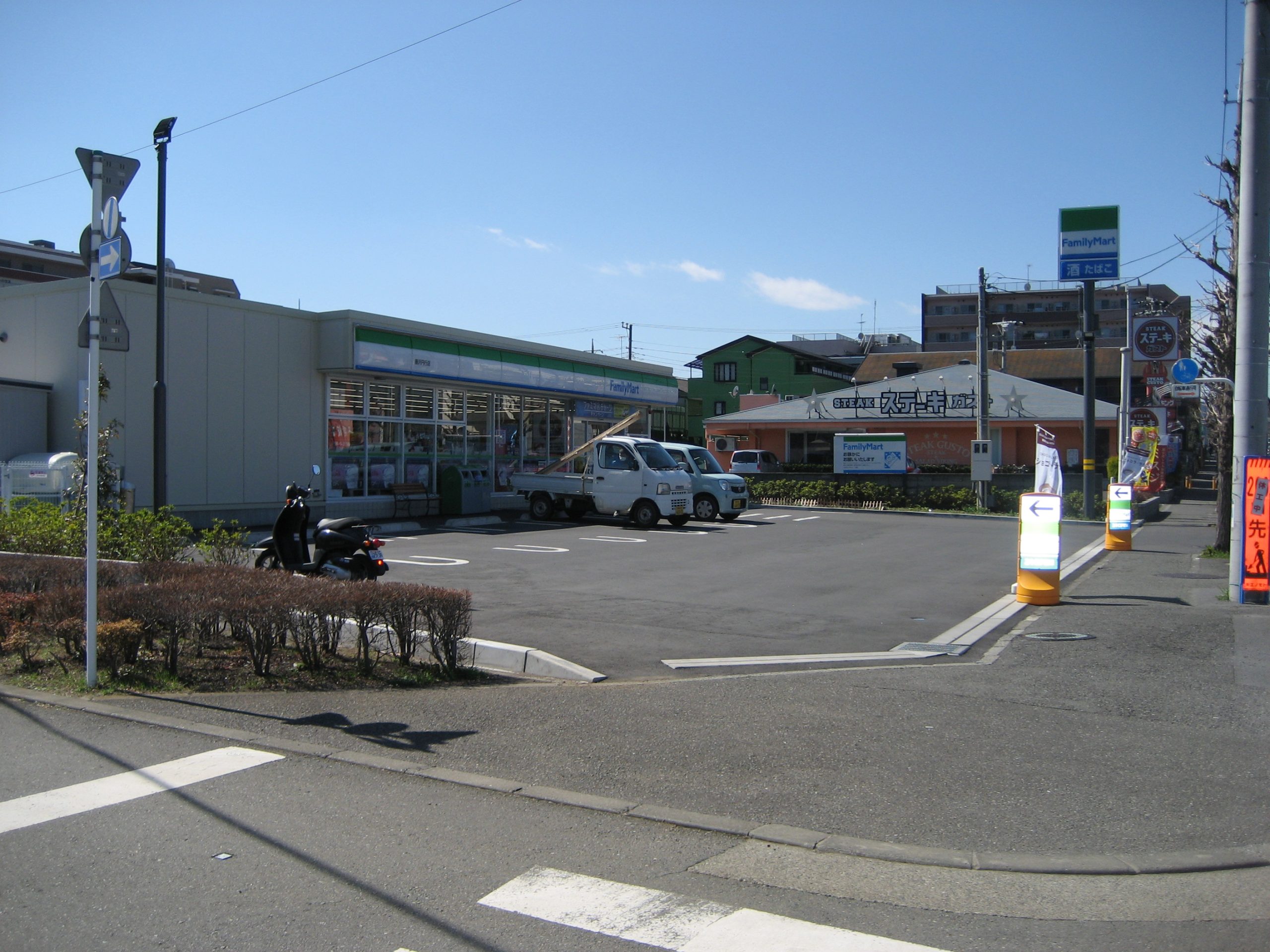 エポック湘南 コンビ二：ﾌｧﾐﾘｰﾏｰﾄ 藤沢円行店　400m
