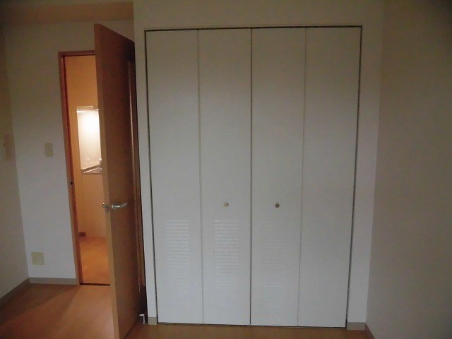 パークテラス白鳥 洋室クローゼット収納②