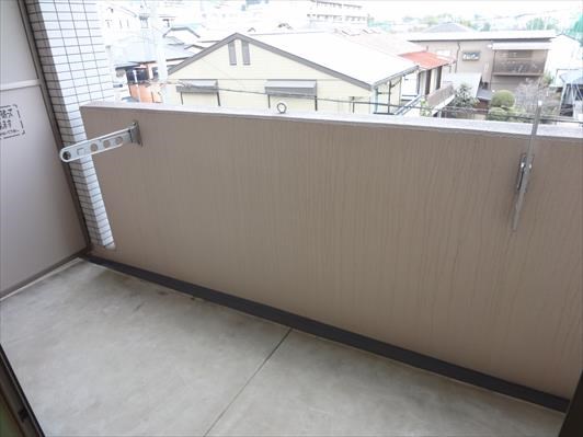 コンフォート宮町 奥行のあるバルコニーです。